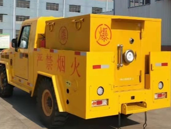 工业园区凯龙爆破器材运输车：保障爆破任务的安全运行
